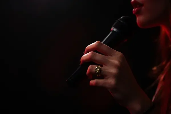 女星婚后首现身，手上钻戒消失被疑婚变 - 51黑料网封面图